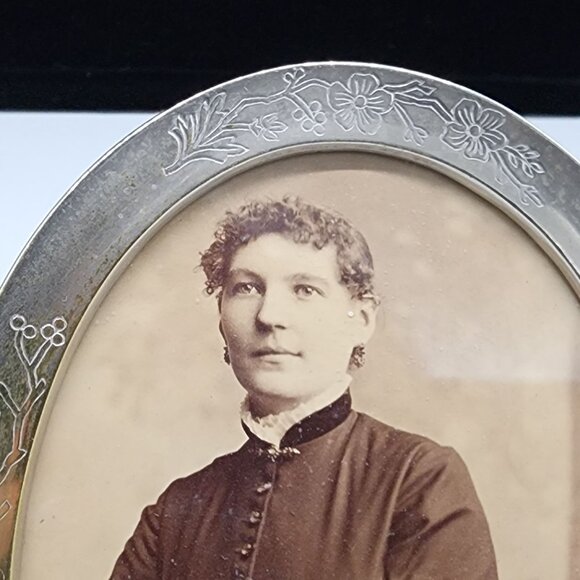 Antique Gold Tone Picture Frame Photograph of Victorian Woman Embossed Flowers 4 - Picture 2 of 11